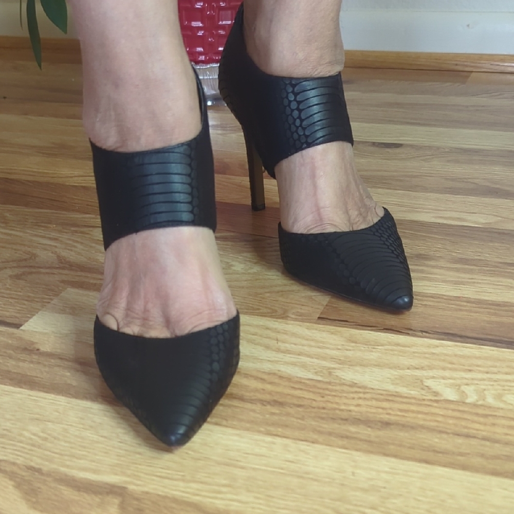 Jessica Simpson black pointed-toe heels Size 9 M